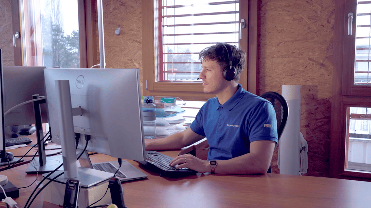 BlueBotics engineer on support call