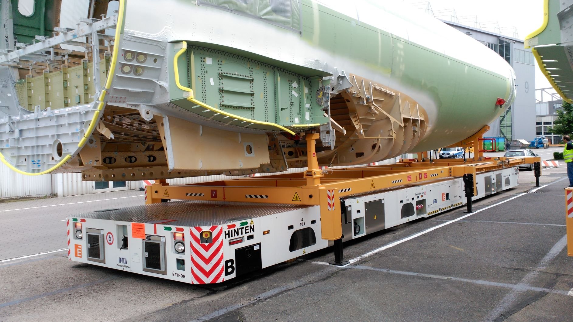 Un AGV lourd, le DTA Dolphin, transportant une partie d'un avion