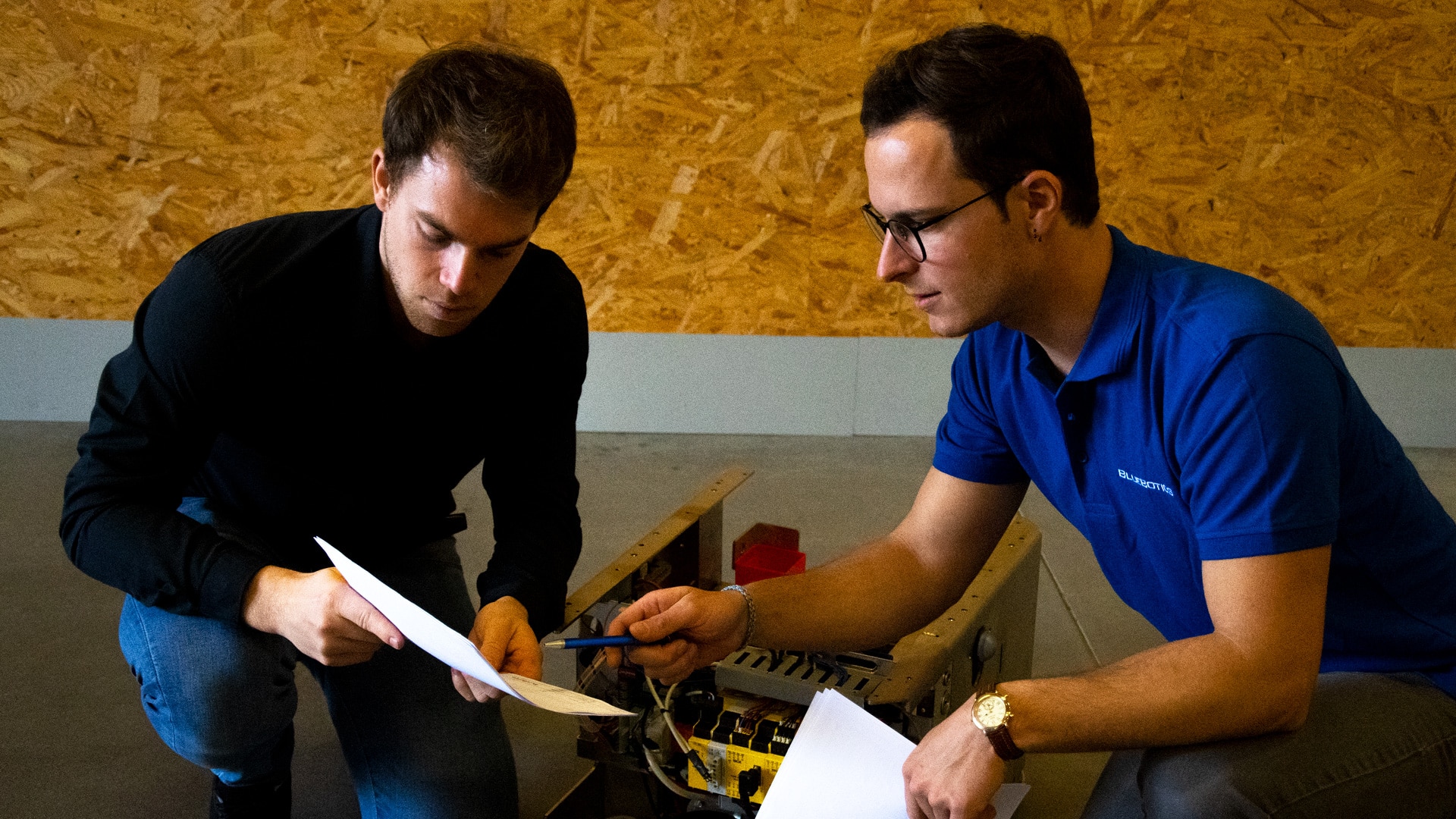 Un ingénieur en navigation autonome de BlueBotics aide un client