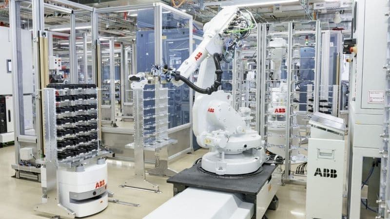 Ein Roboterarm bei der Arbeit in einer Fabrik